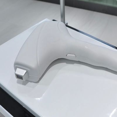 808nm-Dioden-Laser-Haarentfernung Maschine mit 450W-600W Leistung und 10 Millionen Schüsse für die permanente Haarentfernung