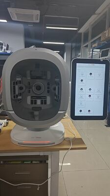 Fortschrittlicher KI-Gesichtshautscanner mit 15,6-Zoll-Bildschirm für die Analyse von 14 Hautproblemen in 16 Sprachen